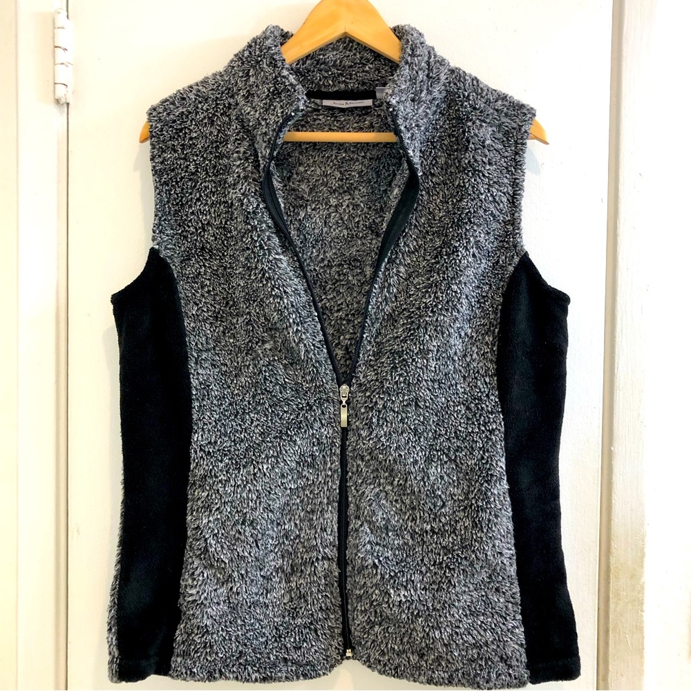 JASON MAXWELL Faux Fur Zippered Vest. Size Medium Gray/Black.